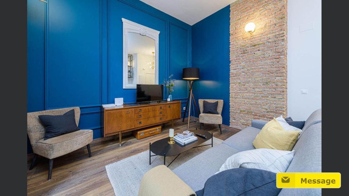 Glamorous Nino De Guevara On The City Center 말라가 외부 사진